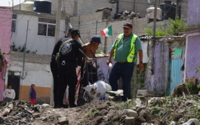 Autoridades descubren y detienen a hombre quien tiraba basura en zona de Texalpa