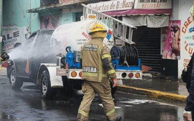 Bomberos de Chimalhuacán atienden fuga de pipa de gas LP