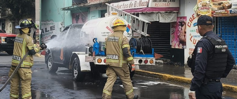 Bomberos de Chimalhuacán atienden fuga de pipa de gas LP