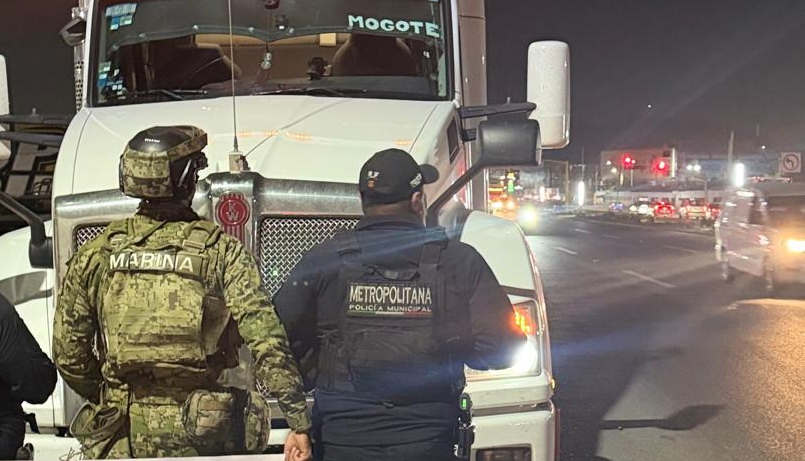 Policía ecatepense recupera tráiler con doble remolque y detiene a una persona